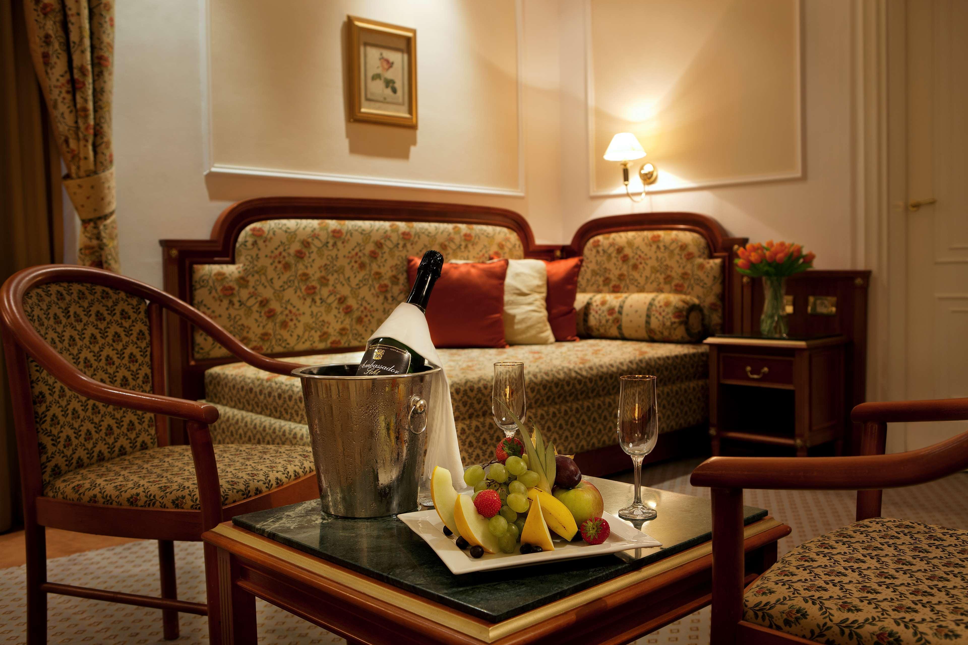 Ambassador Zlata Husa Πράγα Δωμάτιο φωτογραφία A suite at the hotel