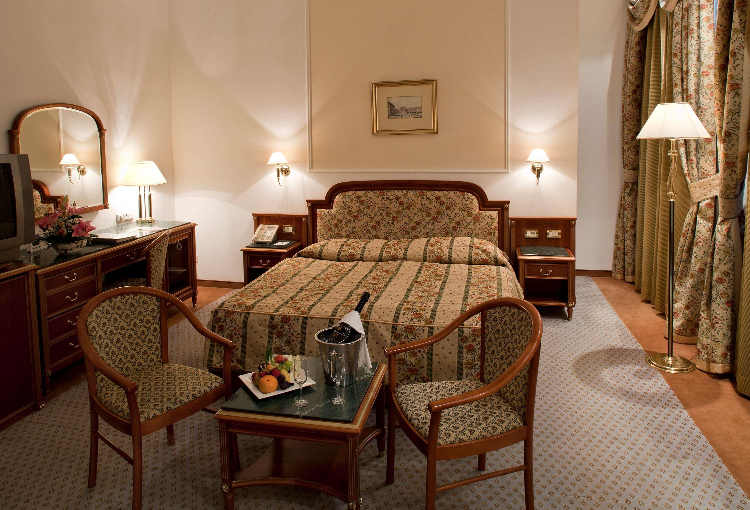 Ambassador Zlata Husa Πράγα Εξωτερικό φωτογραφία A room at the hotel