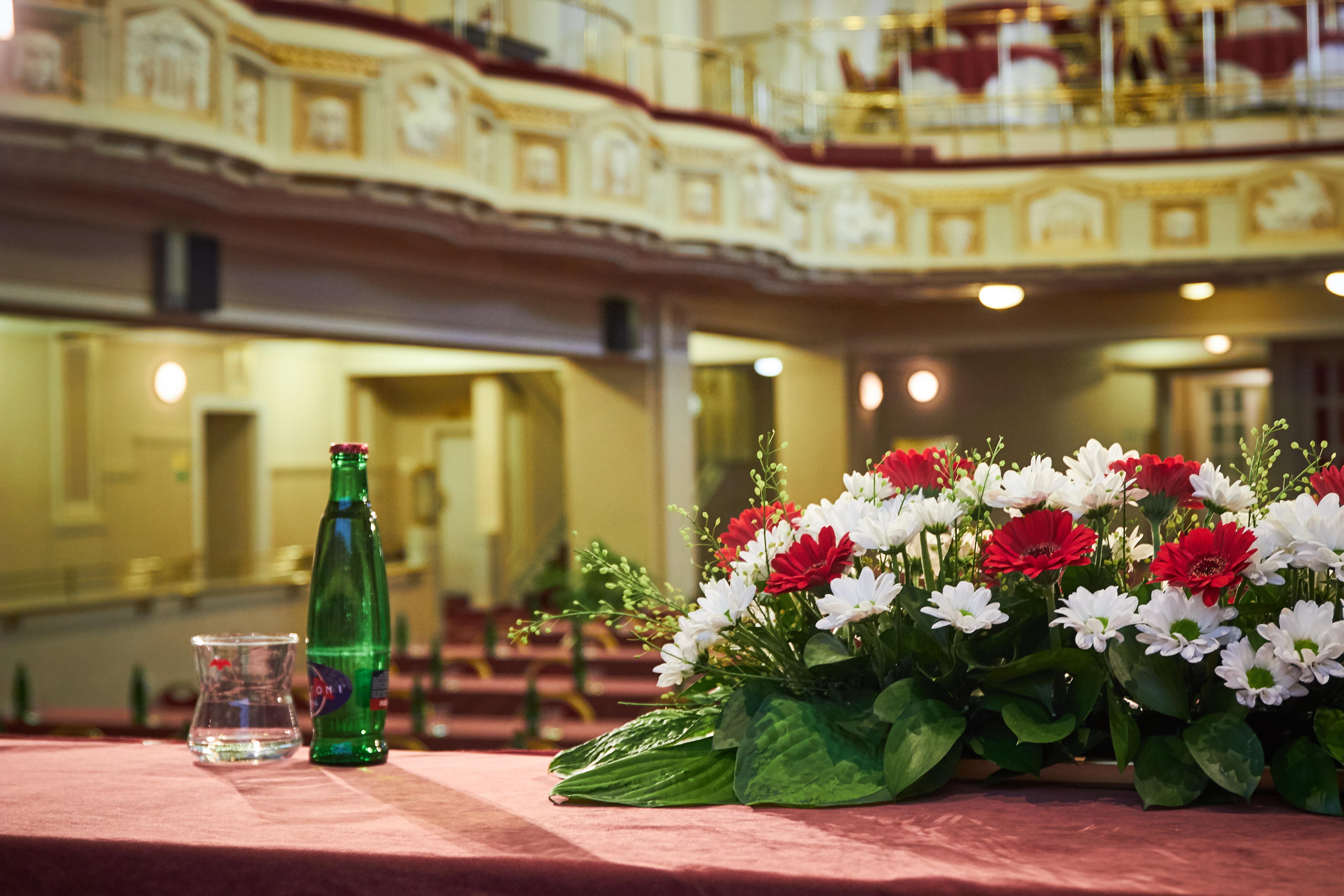 Ambassador Zlata Husa Πράγα Εξωτερικό φωτογραφία The stage of the theatre