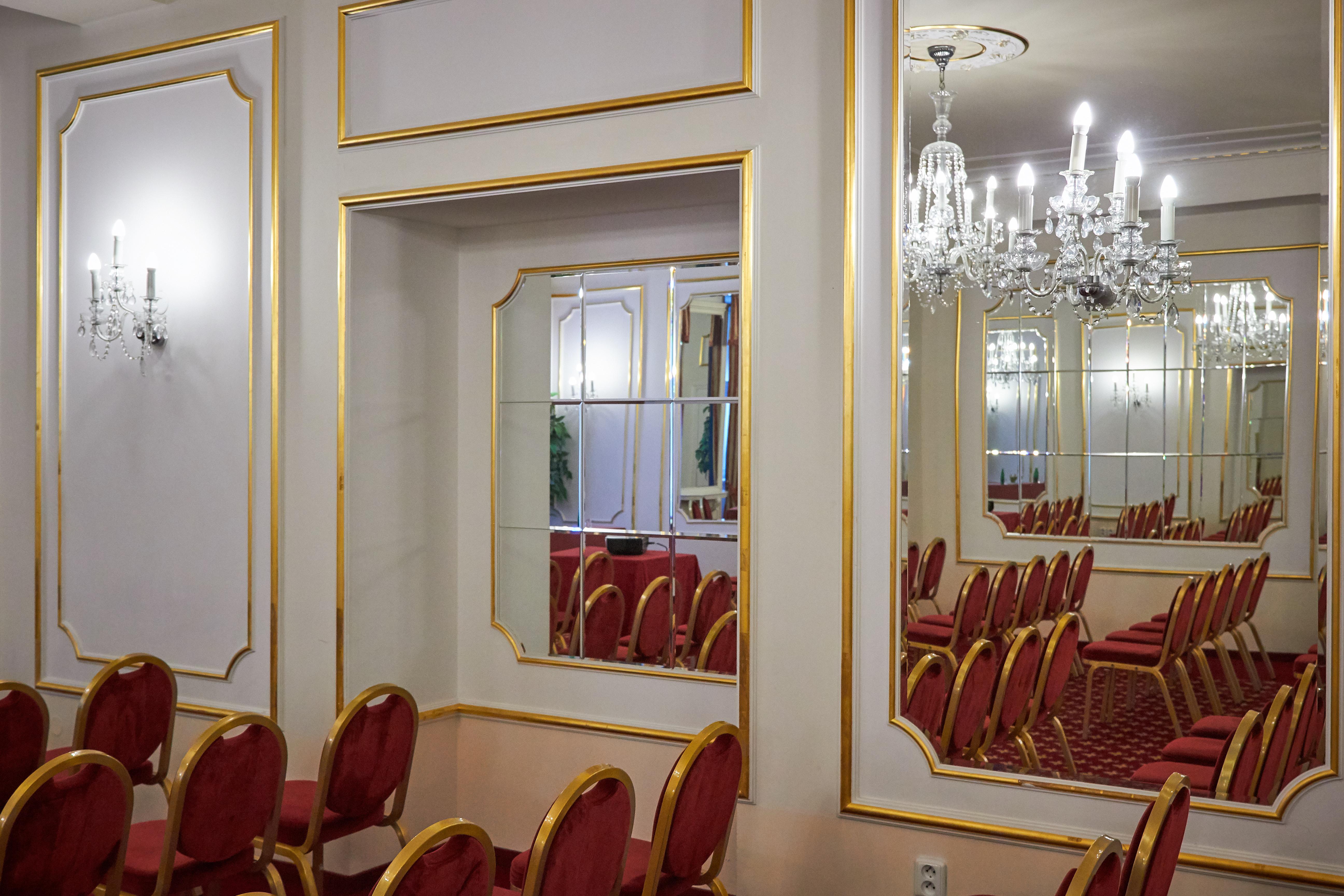 Ambassador Zlata Husa Πράγα Εξωτερικό φωτογραφία Mirrors in a ballroom