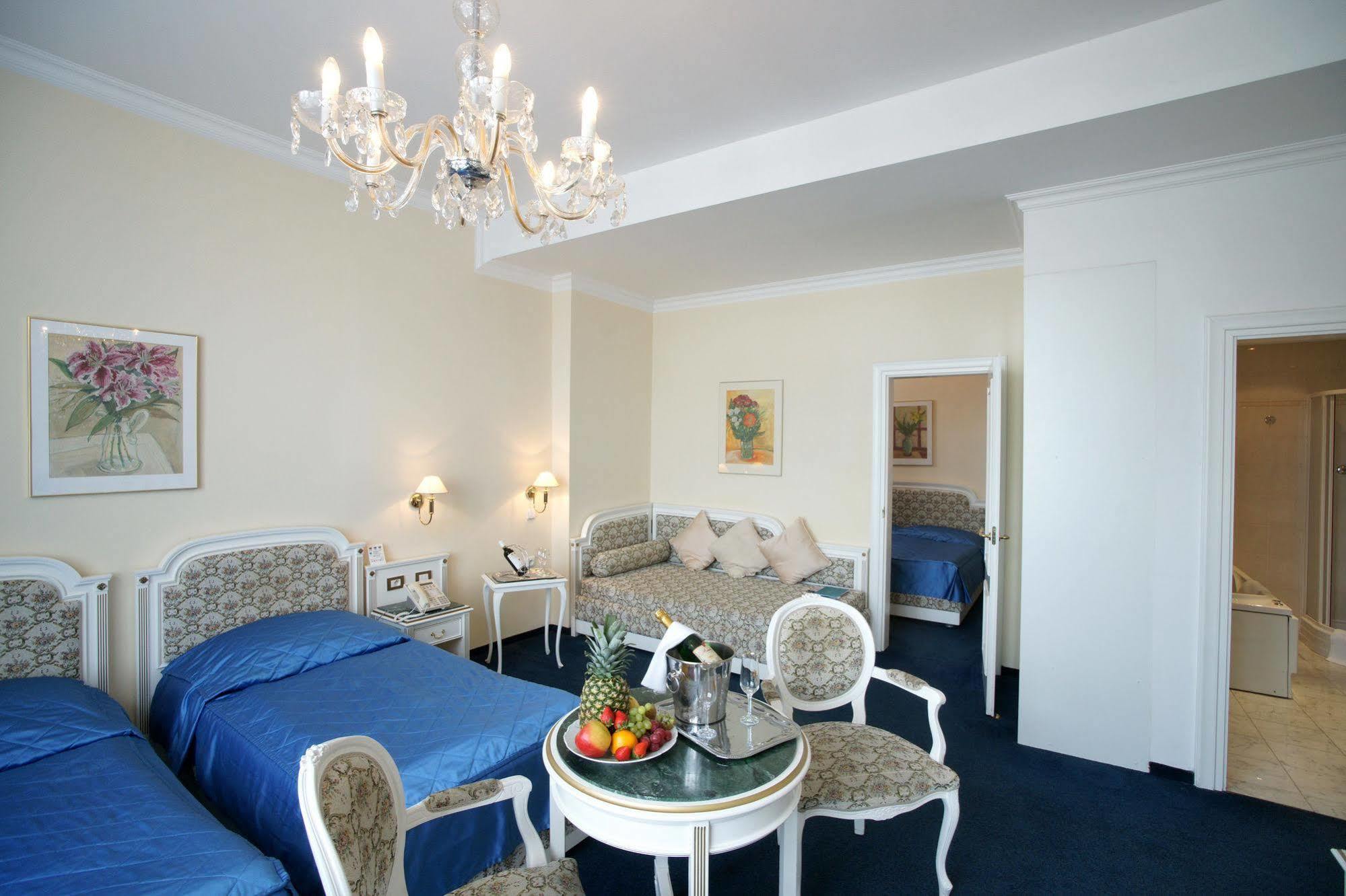 Ambassador Zlata Husa Πράγα Δωμάτιο φωτογραφία A suite at the Grand Hotel